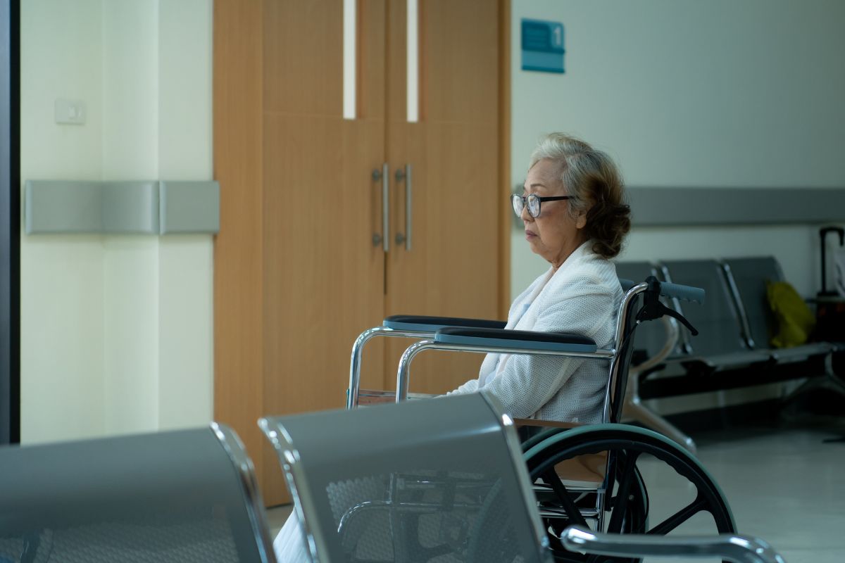 Helping an elderly relative settle back home after a hospital stay